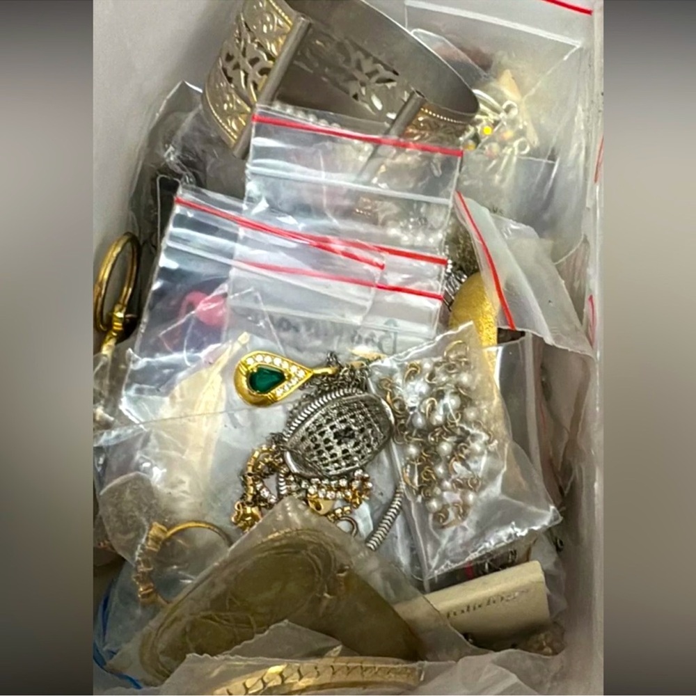 2 LBS Vintage mod jewelry lot~ gold, or silver dominant~ U CHOOSE & CURATE 💸🌹 - Picture 2 of 3